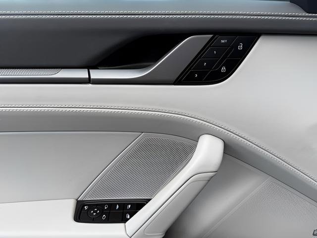 Used 2025 Porsche 911 Carrera image 10