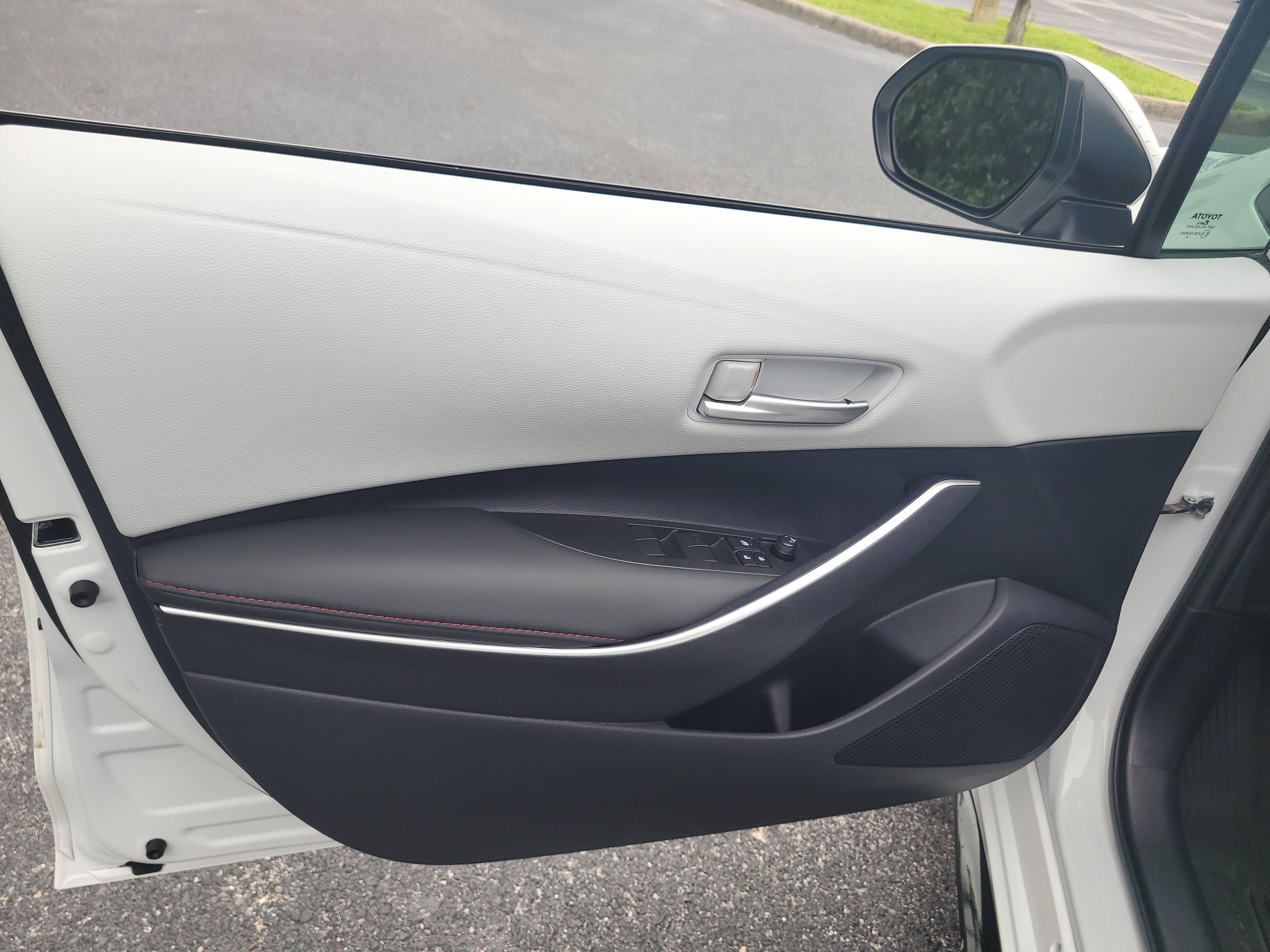 Used 2025 Toyota Corolla SE FWD image 15