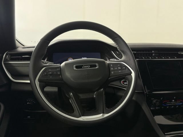 Used 2025 Jeep Grand Cherokee Altitude RWD image 23