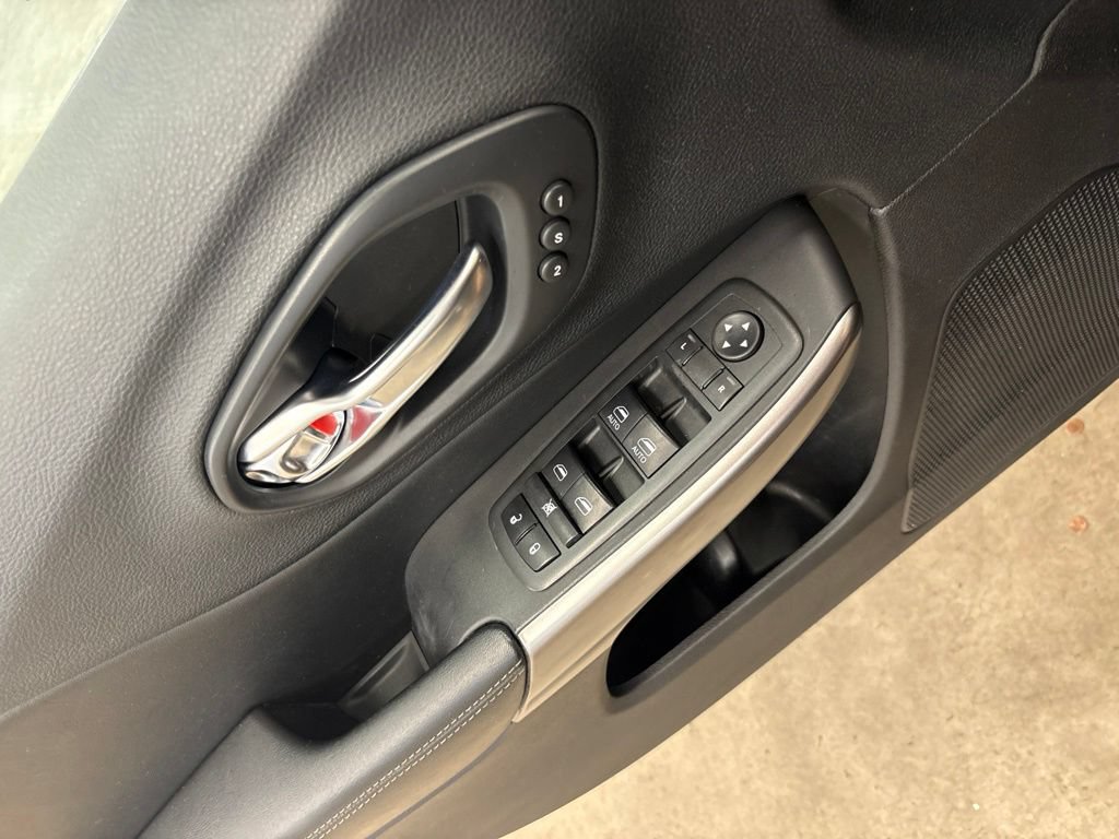 Used 2020 Jeep Cherokee Limited AWD/4WD image 18
