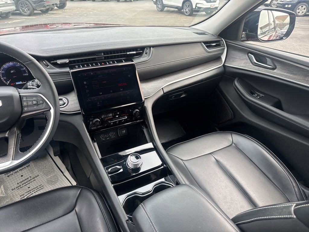 Used 2023 Jeep Grand Cherokee Limited w/ Black Appearance Package image 15