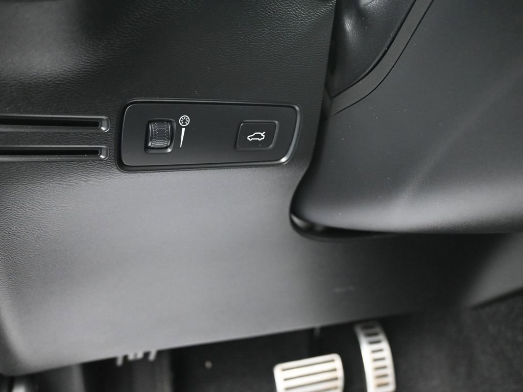 Used 2020 Volvo XC40 T4 R-Design image 14