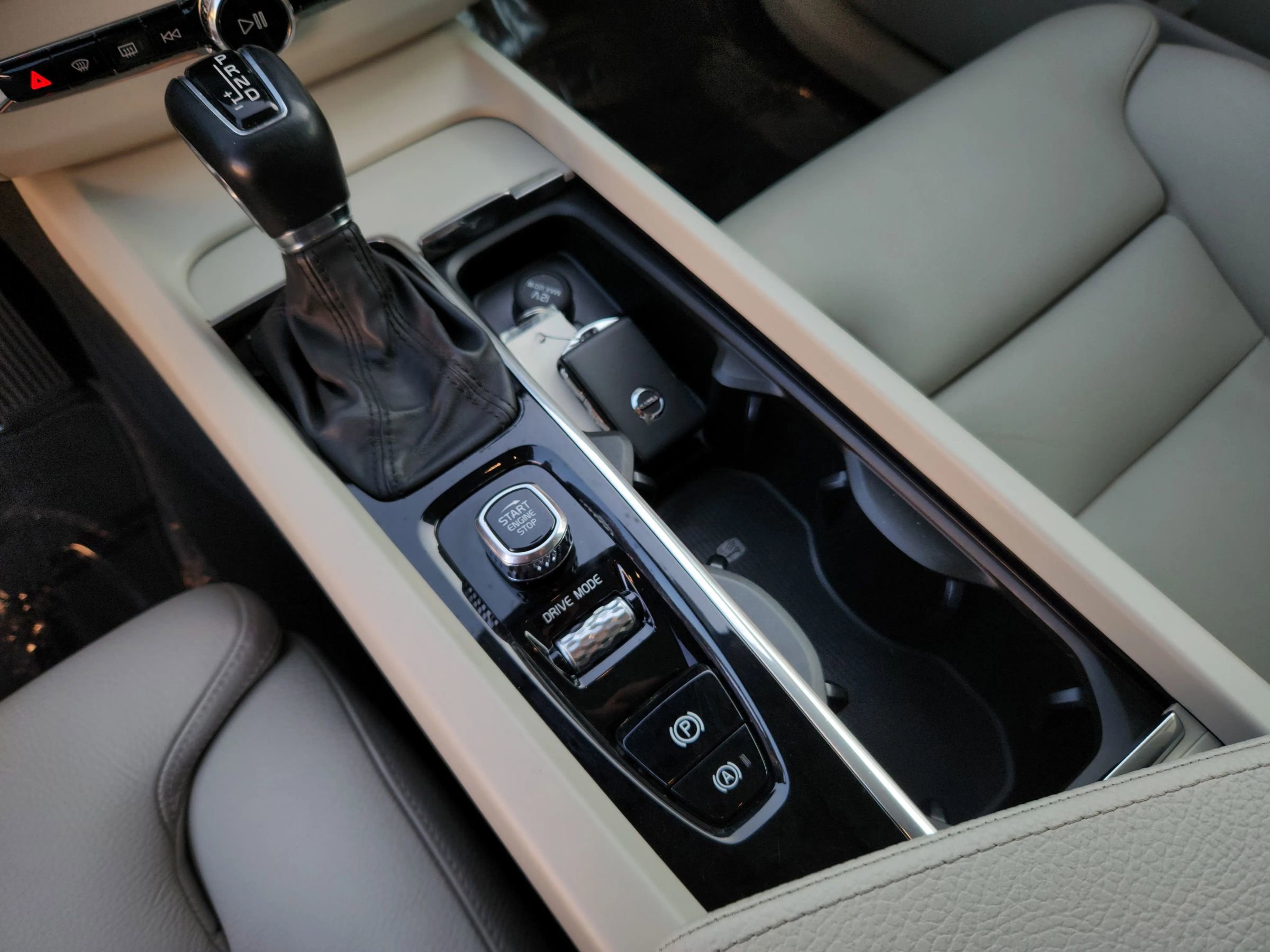 Used 2019 Volvo XC60 T5 Momentum w/ Multimedia Package image 12