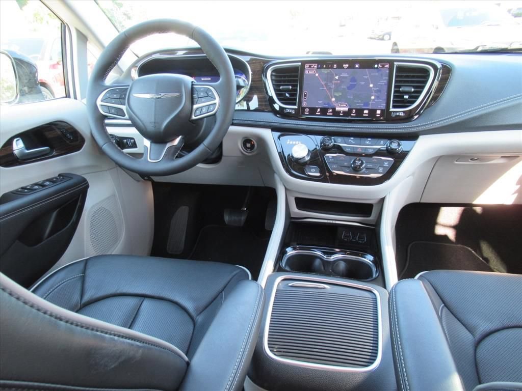 Certified 2024 Chrysler Pacifica Limited AWD/4WD image 13