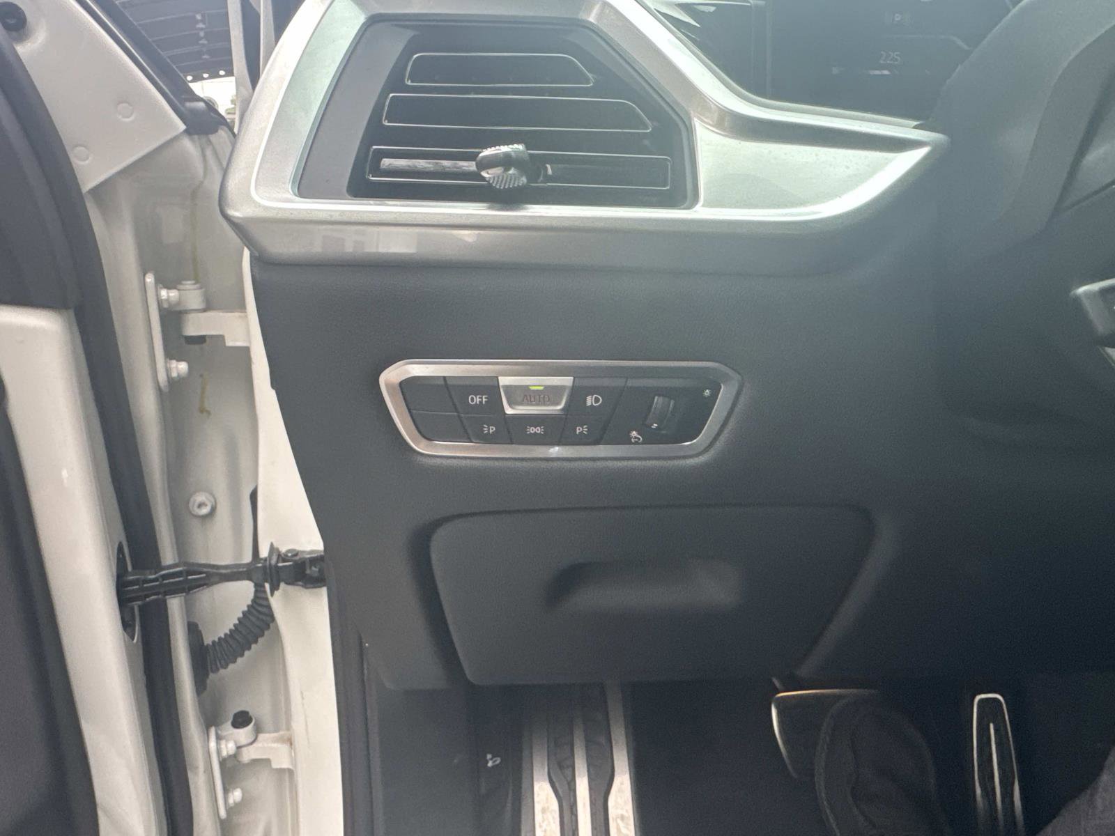 Used 2023 BMW X7 xDrive40i w/ M Sport Package image 32