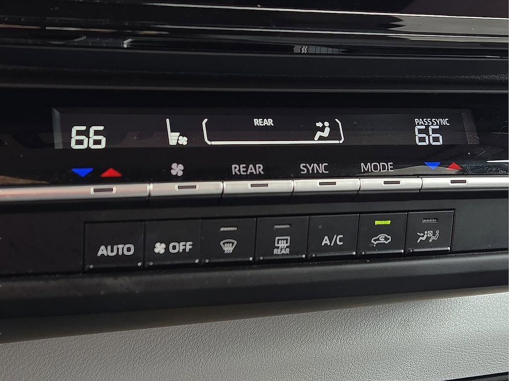 Used 2025 Toyota Sienna LE image 15