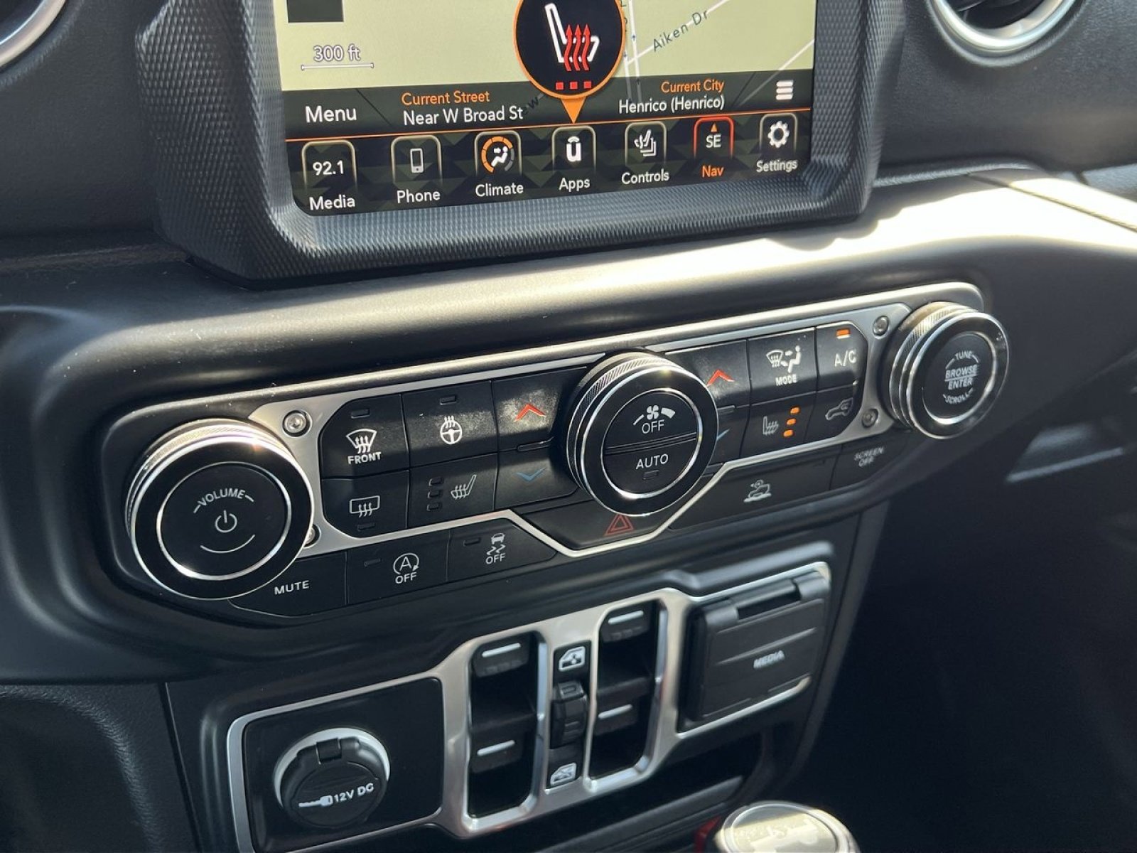 Used 2022 Jeep Wrangler Unlimited Sahara w/ Cold Weather Group image 18