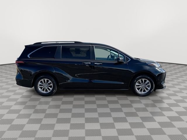Used 2022 Toyota Sienna XLE w/ XLE Plus Package image 10