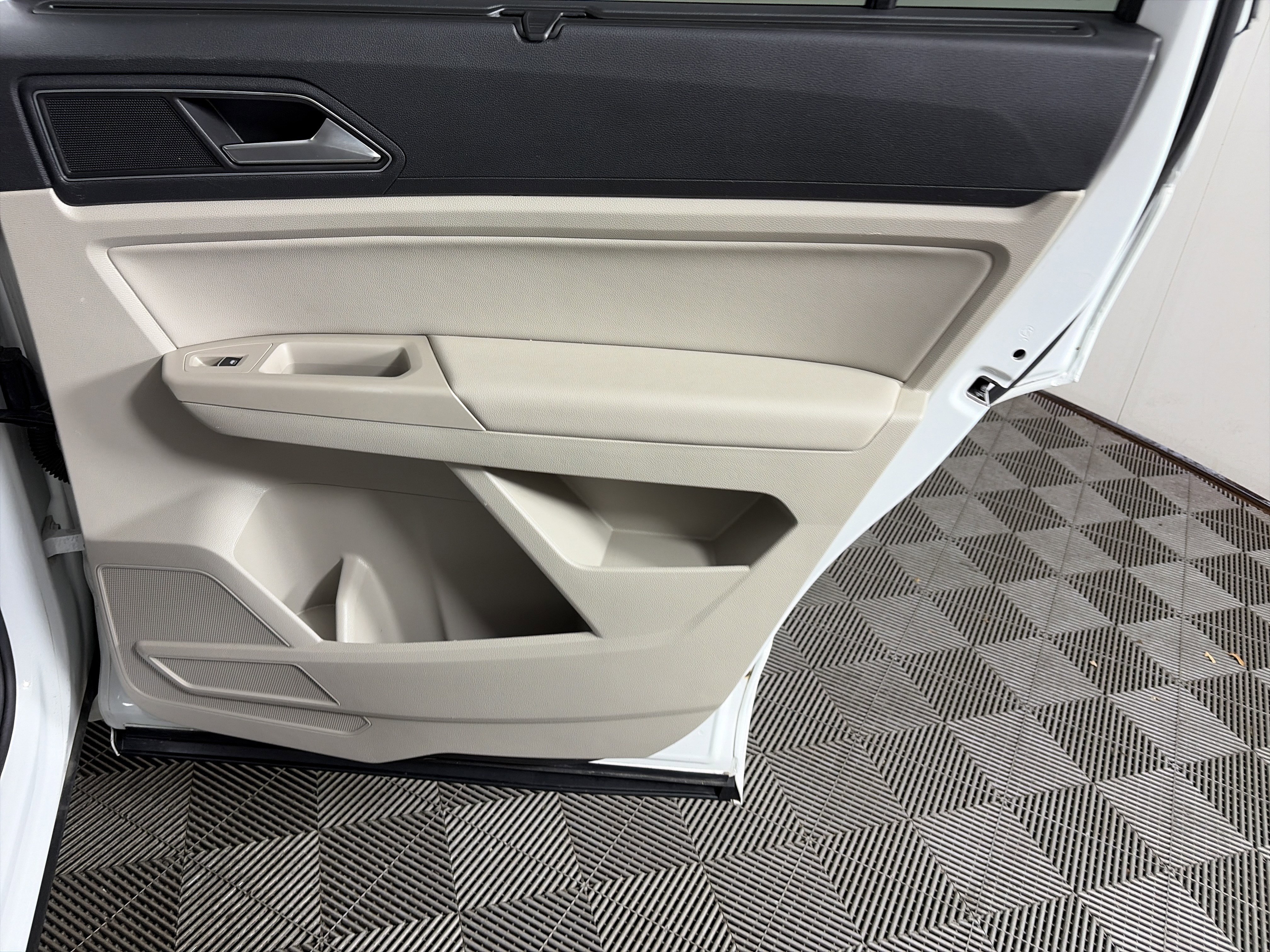 Used 2019 Volkswagen Atlas SEL R-Line image 40