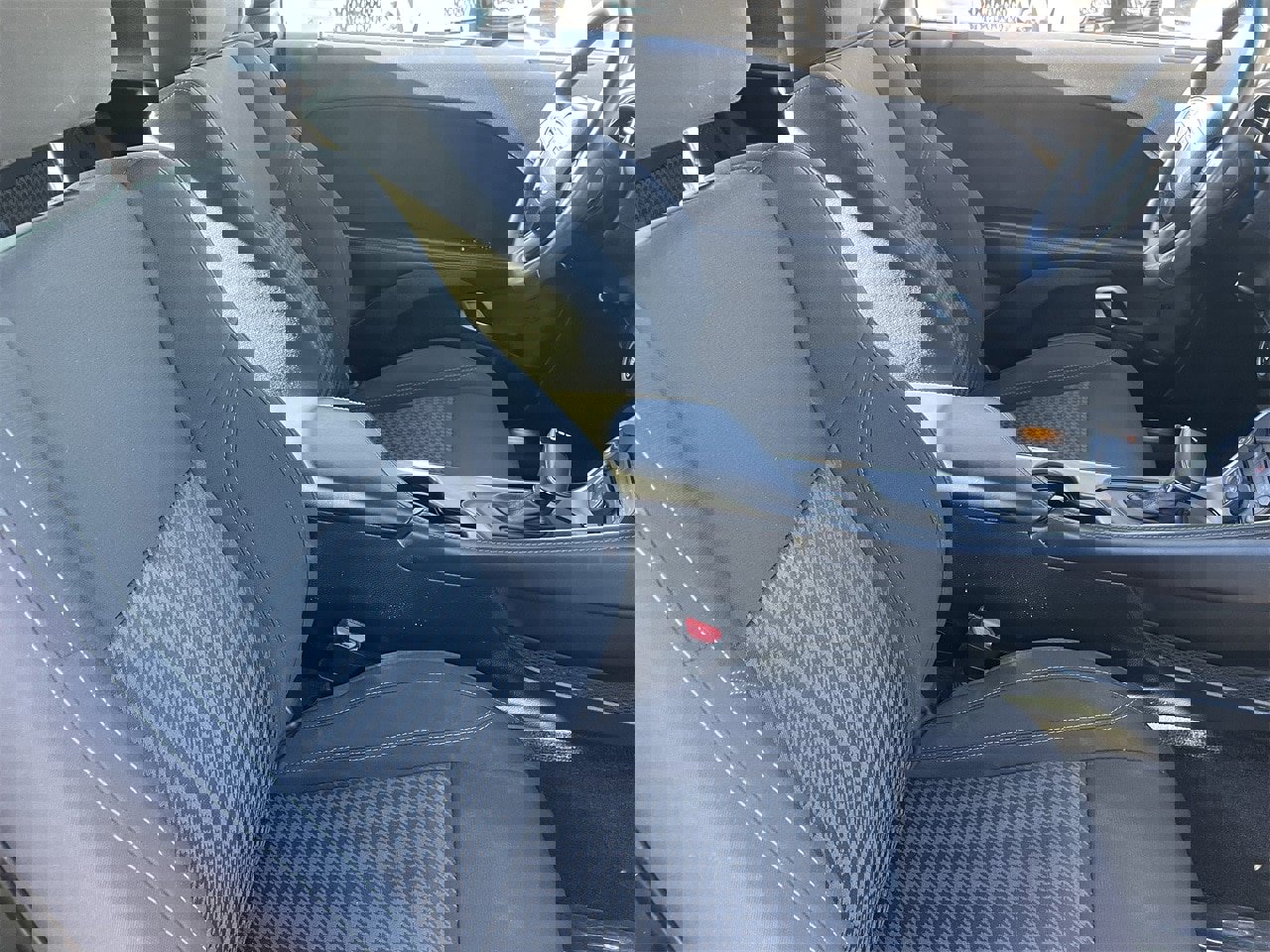 Used 2019 Dodge Challenger SXT image 9