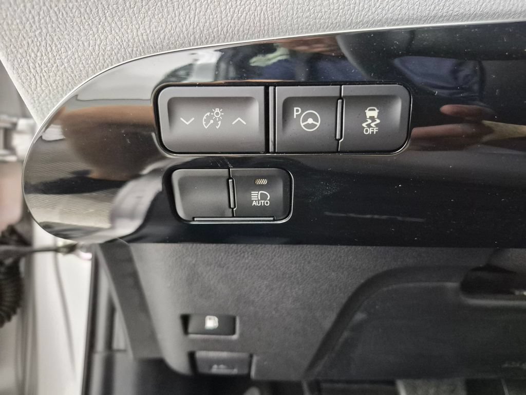 Used 2022 Toyota Prius LE FWD image 12