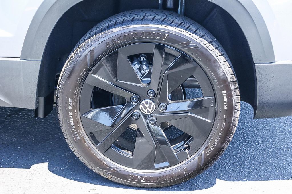 New 2025 Volkswagen Taos SE image 11