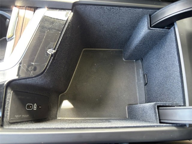 Used 2022 Volvo XC60 B5 Momentum w/ Advanced Package image 24
