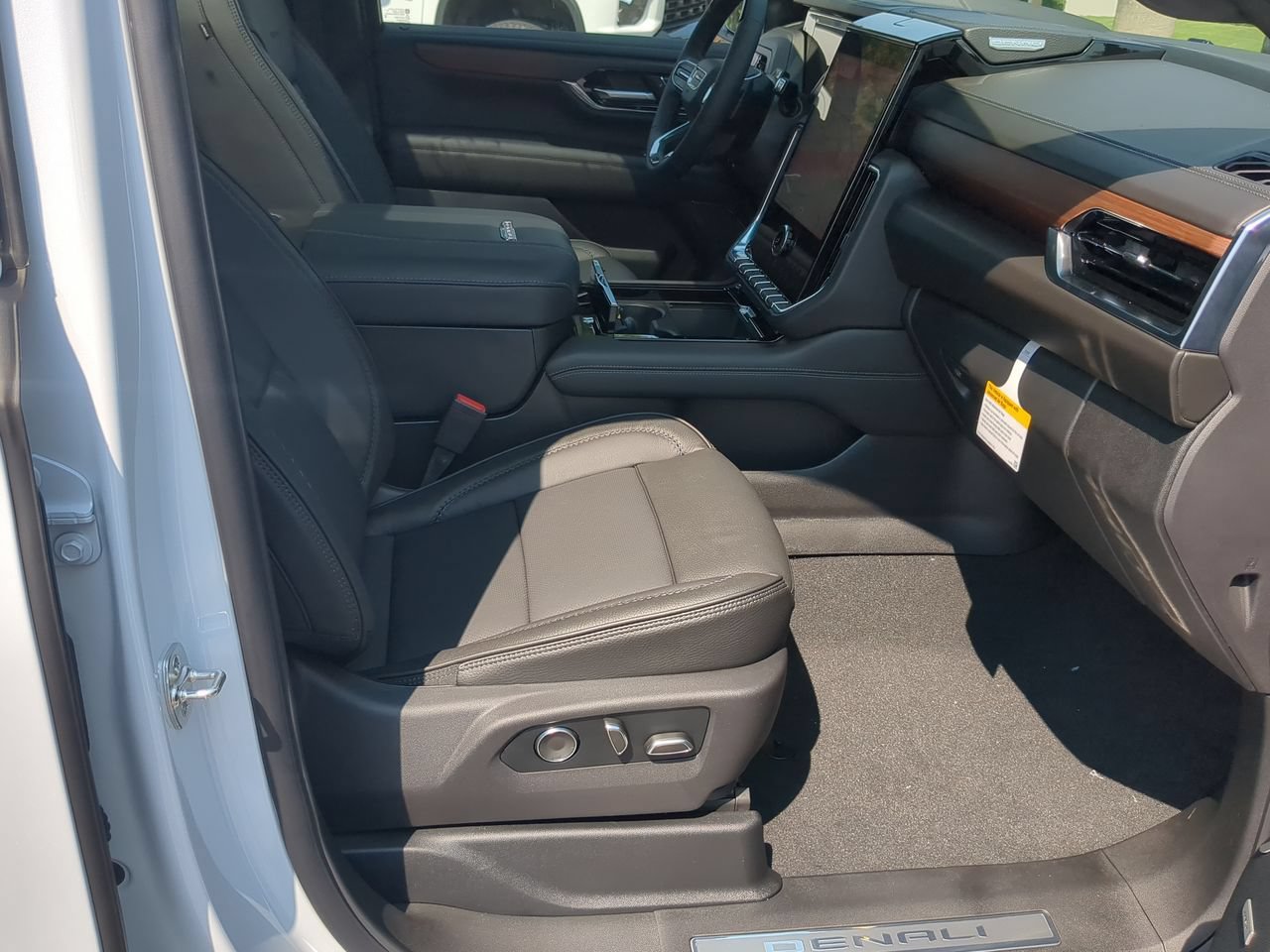 Used 2026 GMC Yukon XL Denali w/ Denali Reserve Package AWD/4WD image 29