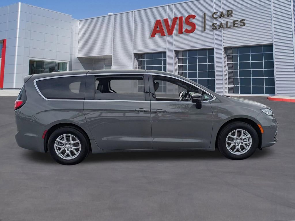 Used 2025 Chrysler Pacifica Select image 5