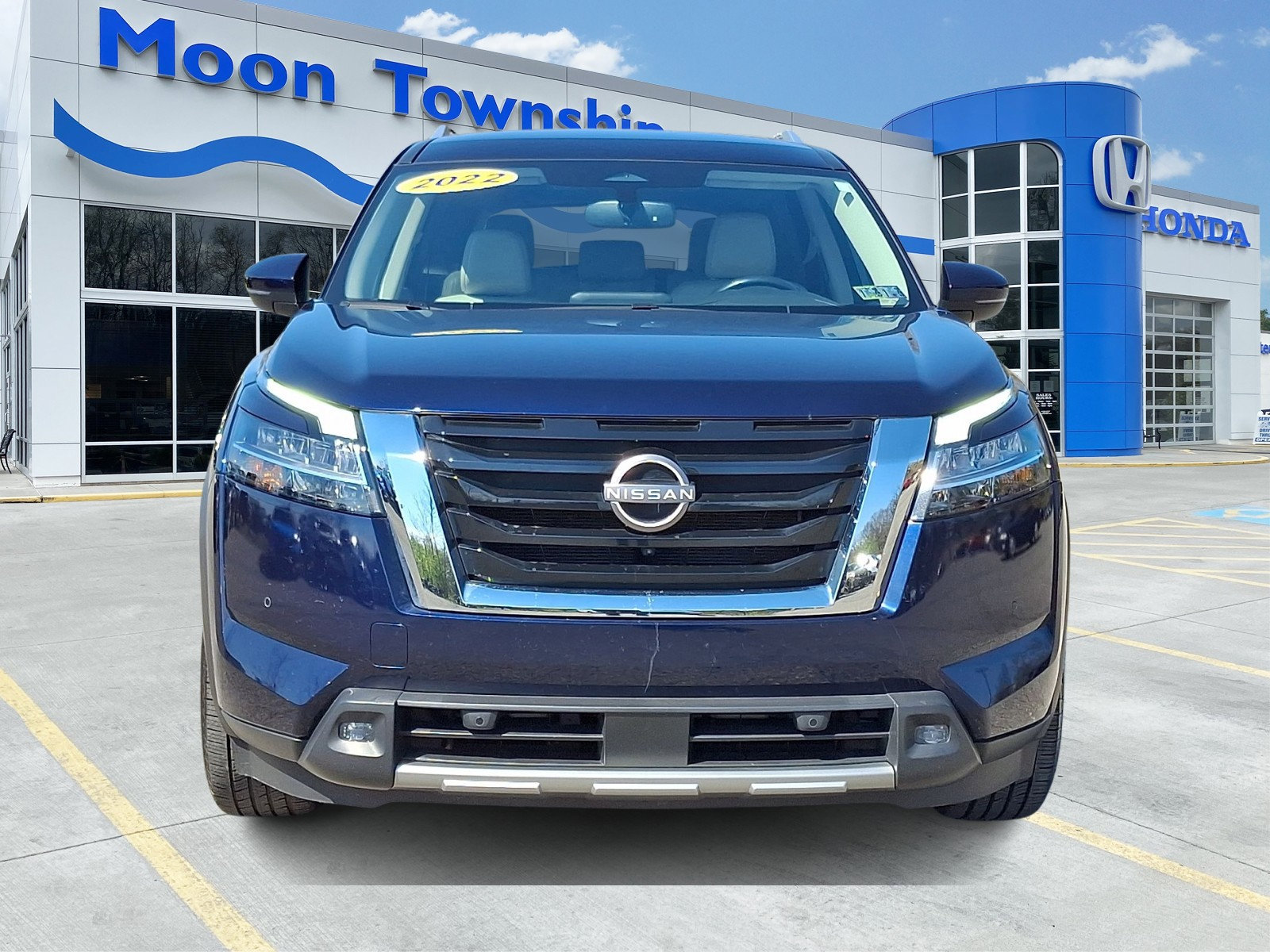 Used 2022 Nissan Pathfinder SL AWD/4WD image 2
