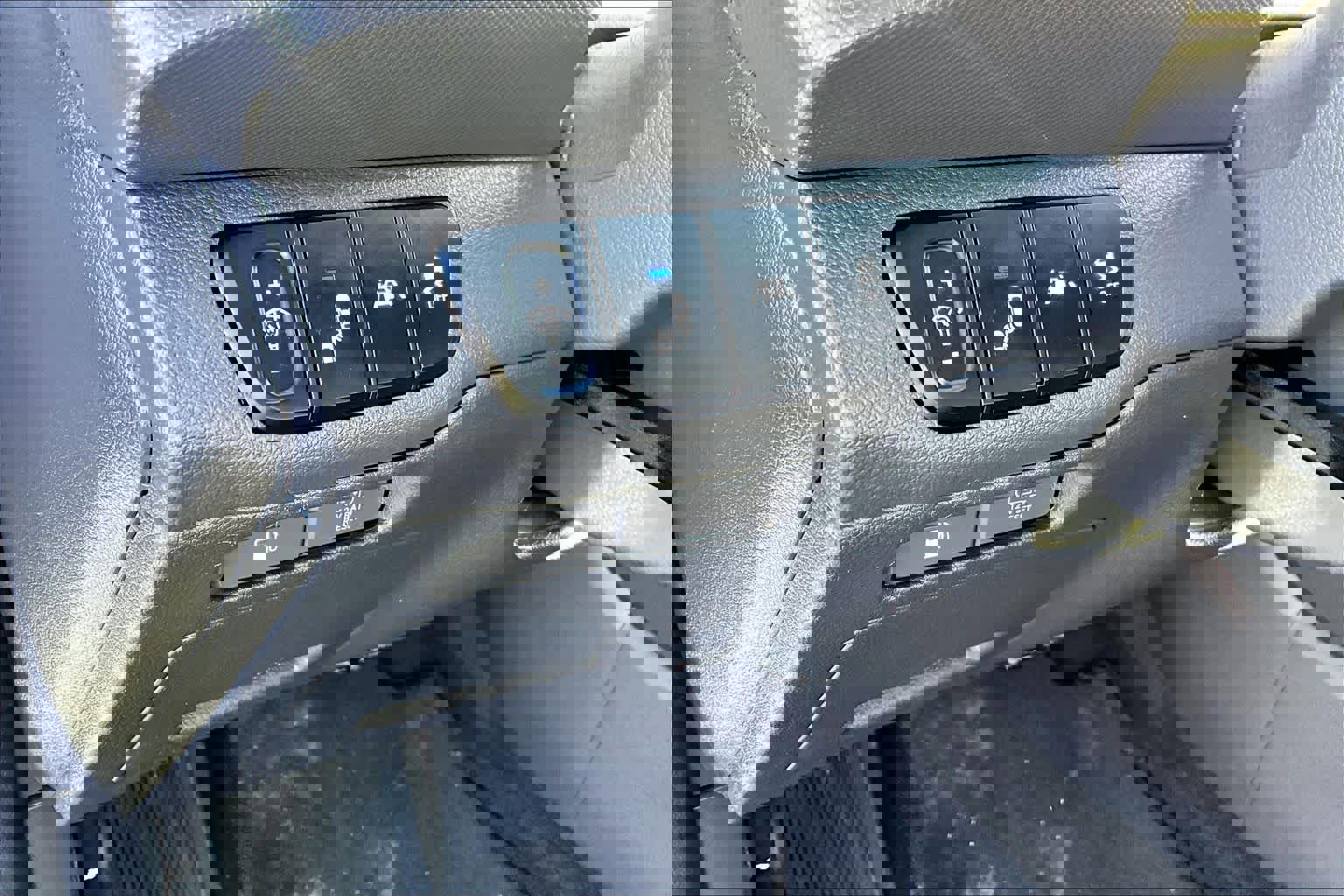 Used 2022 Hyundai Ioniq SEL image 33