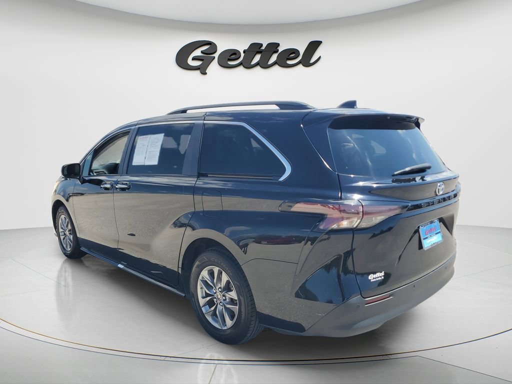 Certified 2024 Toyota Sienna XLE image 7