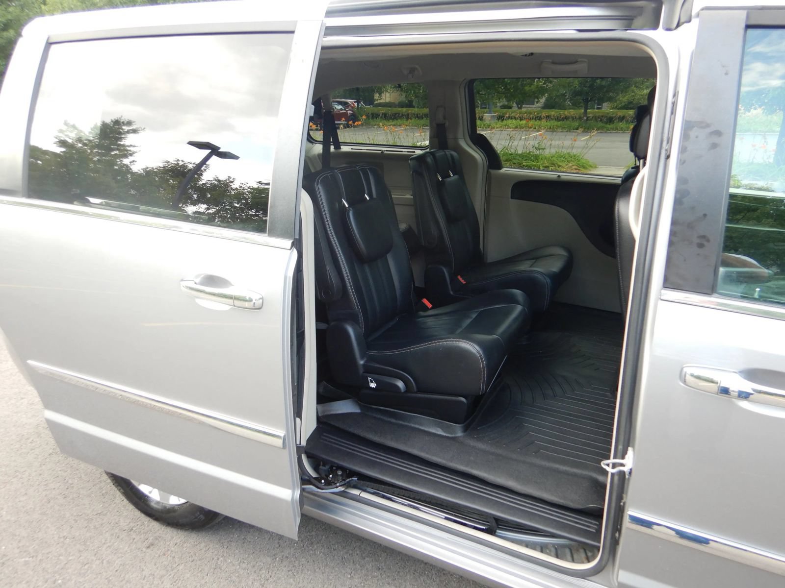 Used 2016 Chrysler Town & Country Touring w/ Driver Convenience Group FWD image 22