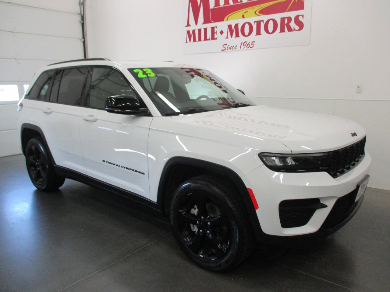 Used 2023 Jeep Grand Cherokee Altitude AWD/4WD image 1
