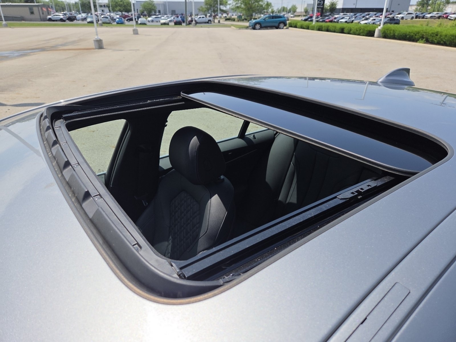 Used 2023 BMW 530e xDrive AWD/4WD image 3