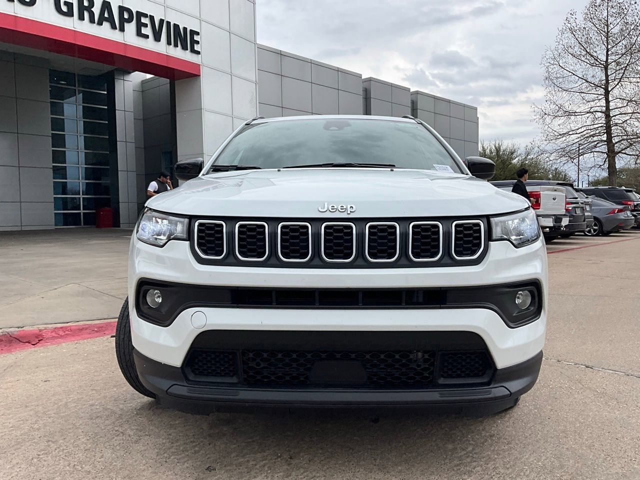 Used 2025 Jeep Compass Latitude AWD/4WD image 3