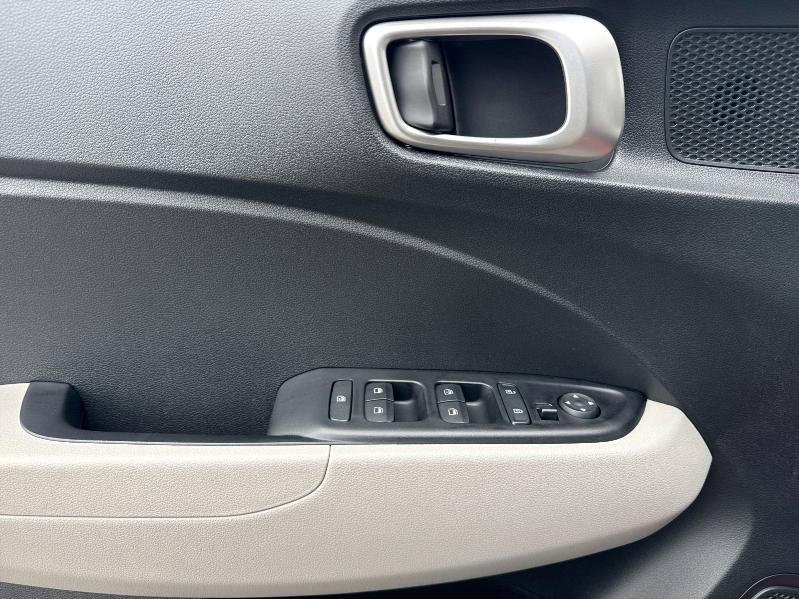 Certified 2024 Hyundai Venue SEL image 10