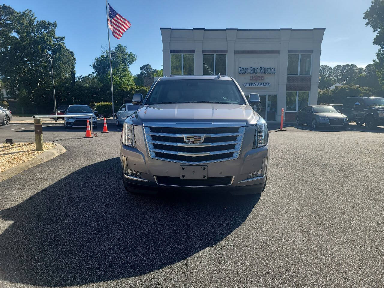 Used 2019 Cadillac Escalade Luxury AWD/4WD image 2
