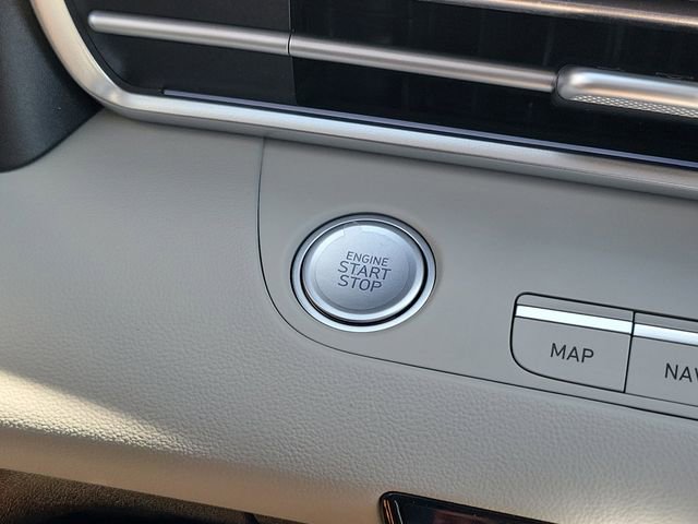 Used 2025 Hyundai Elantra Limited image 10