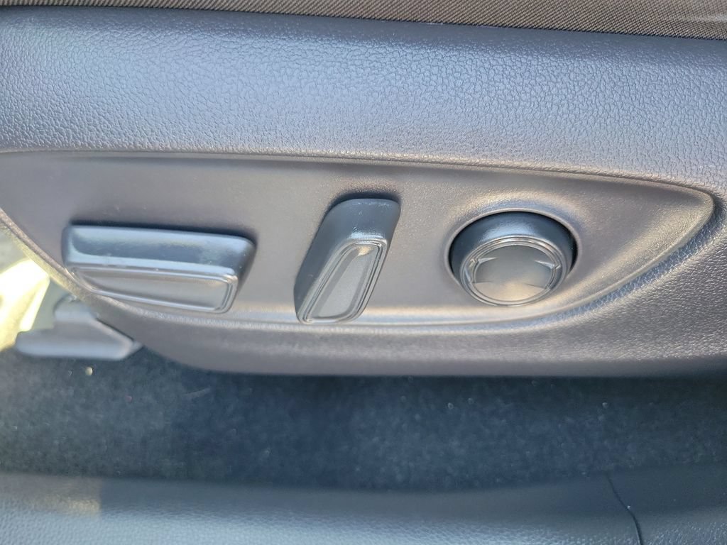 Used 2019 Toyota RAV4 XLE w/ Convenience Package FWD image 22
