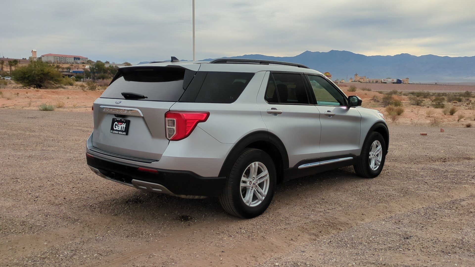 Used 2022 Ford Explorer XLT w/ Equipment Group 202A image 3