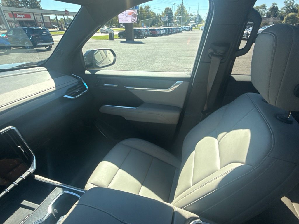 Used 2026 GMC Acadia Elevation w/ Elevation Premium Package FWD image 20