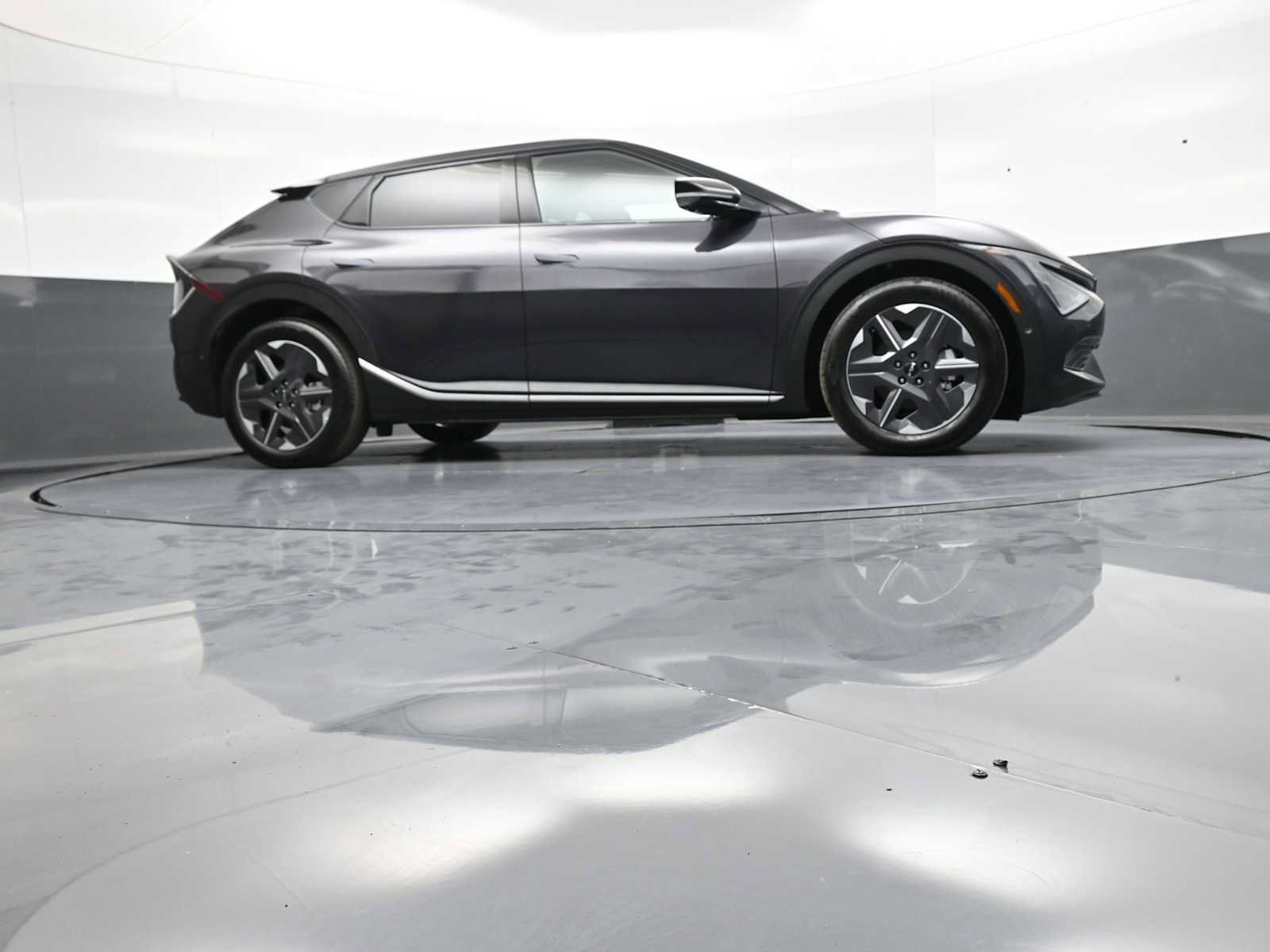Certified 2025 Kia EV6 Light w/ Light LR Technology Package AWD/4WD image 28
