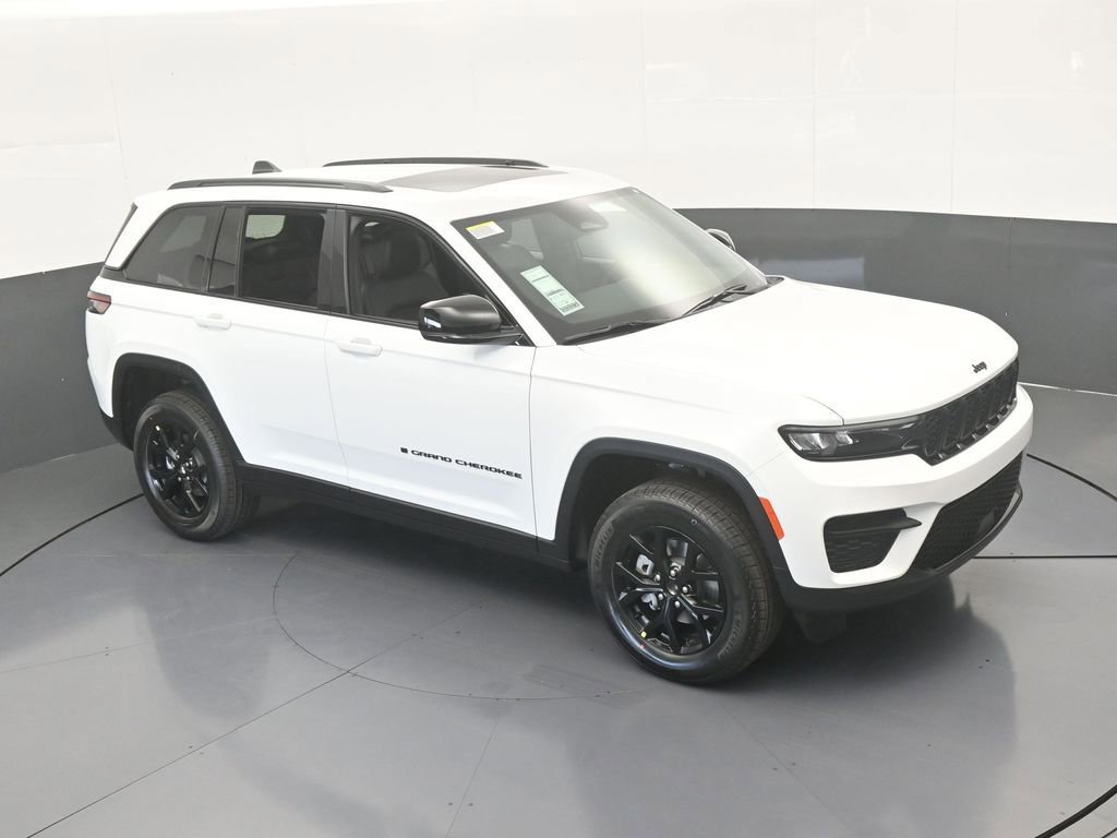 Used 2025 Jeep Grand Cherokee Altitude RWD image 45