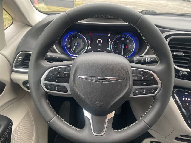 Used 2024 Chrysler Pacifica Touring-L image 21