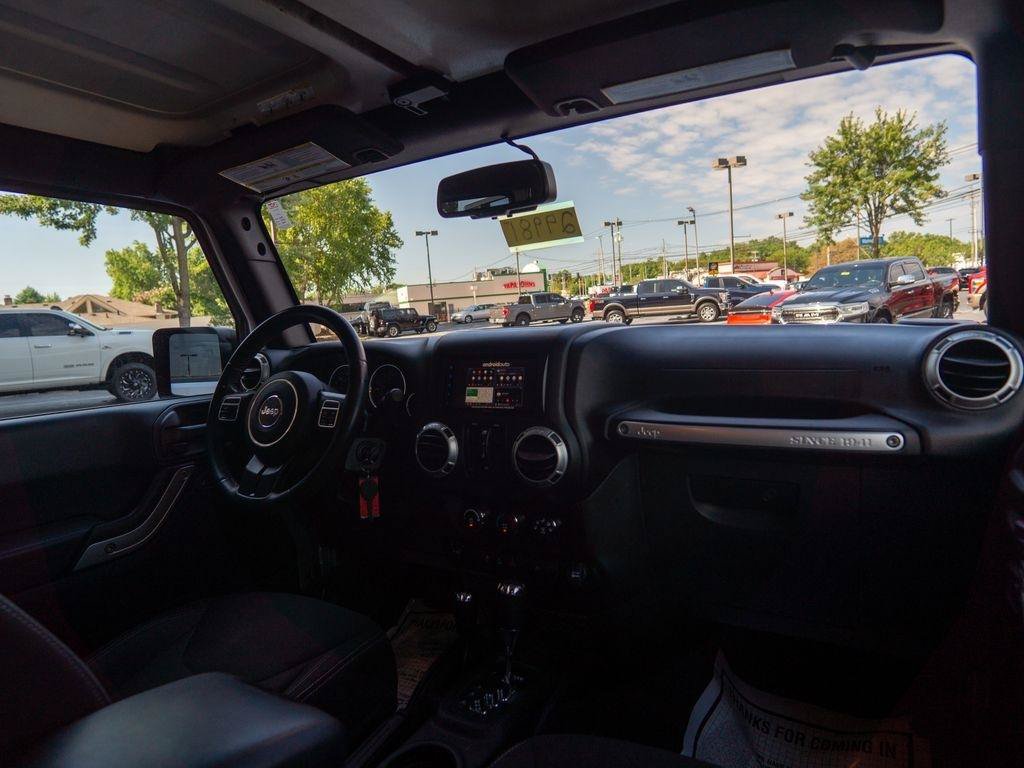 Used 2018 Jeep Wrangler Unlimited Sahara AWD/4WD image 14
