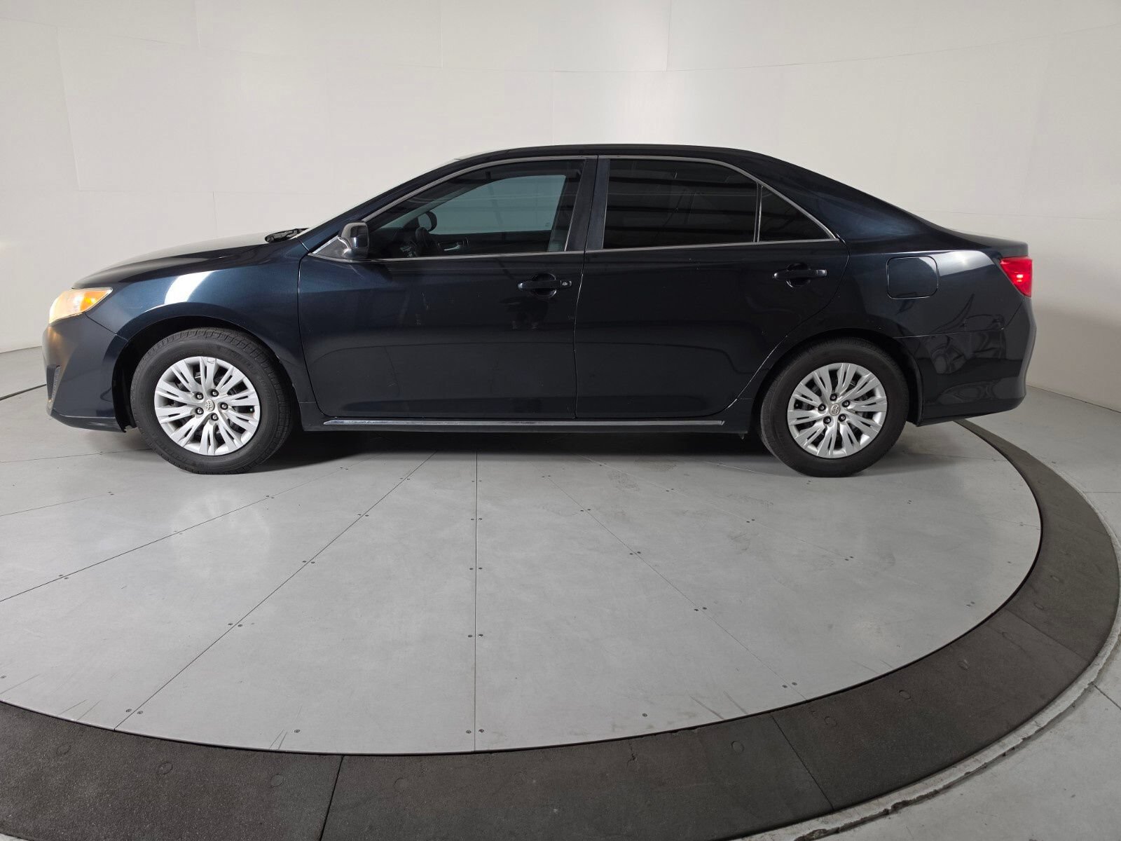 Used 2012 Toyota Camry LE FWD image 2
