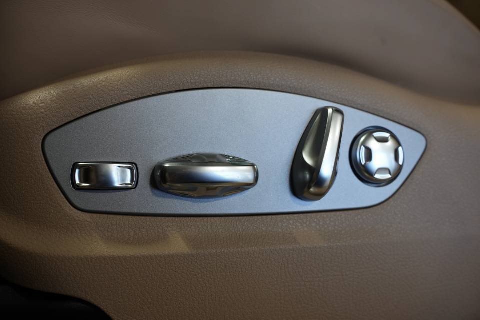 Certified 2026 Porsche Macan AWD/4WD image 34