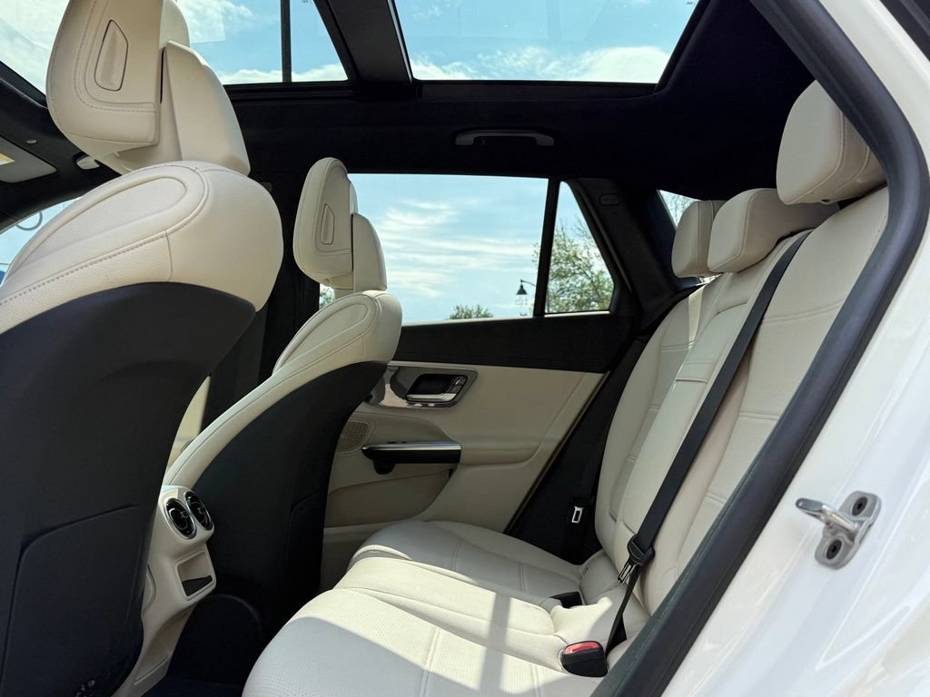 Used 2025 Mercedes-Benz GLC 350e 4MATIC image 24