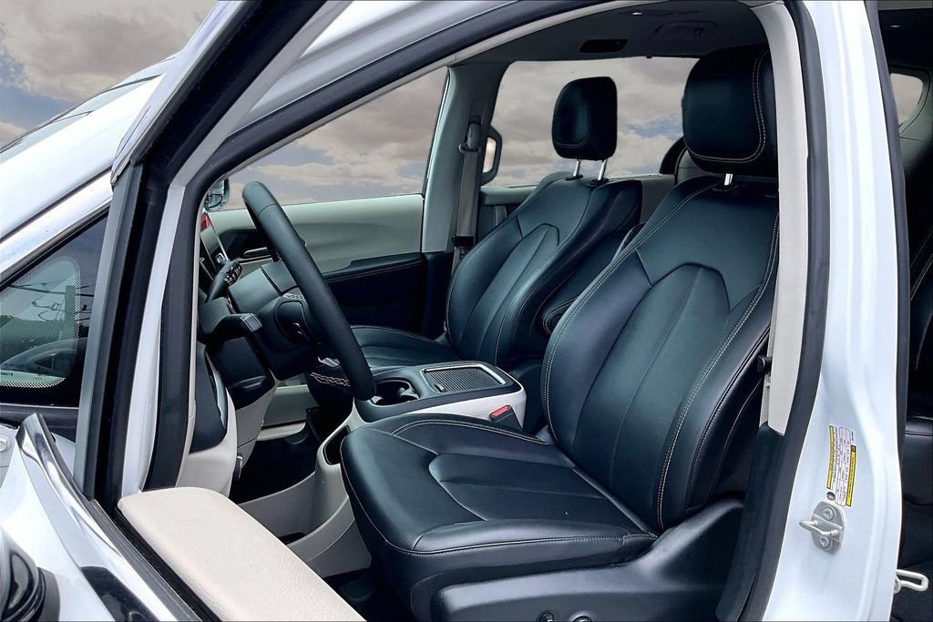 Used 2024 Chrysler Pacifica Touring-L FWD image 21