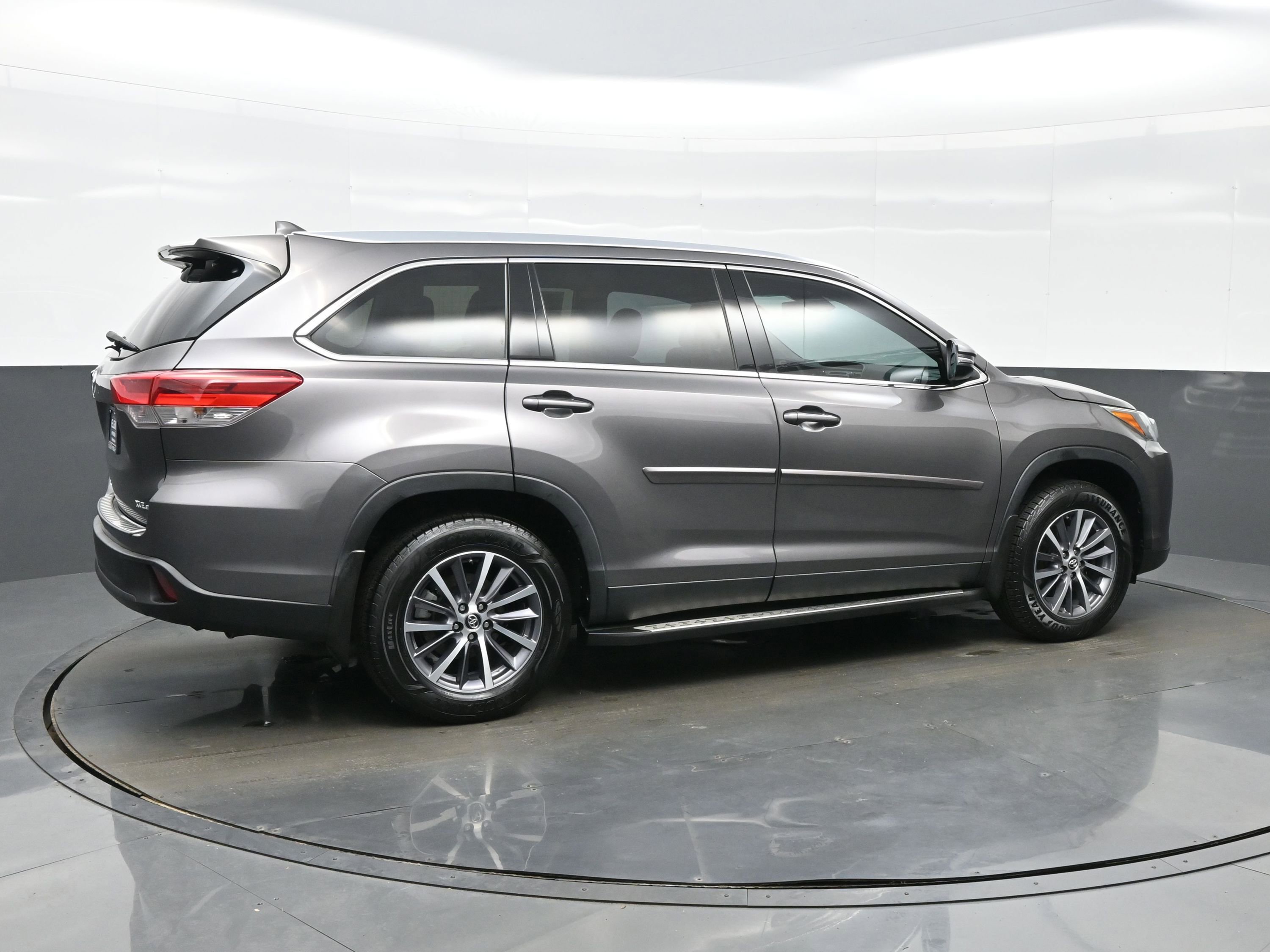 Used 2019 Toyota Highlander XLE AWD/4WD image 6
