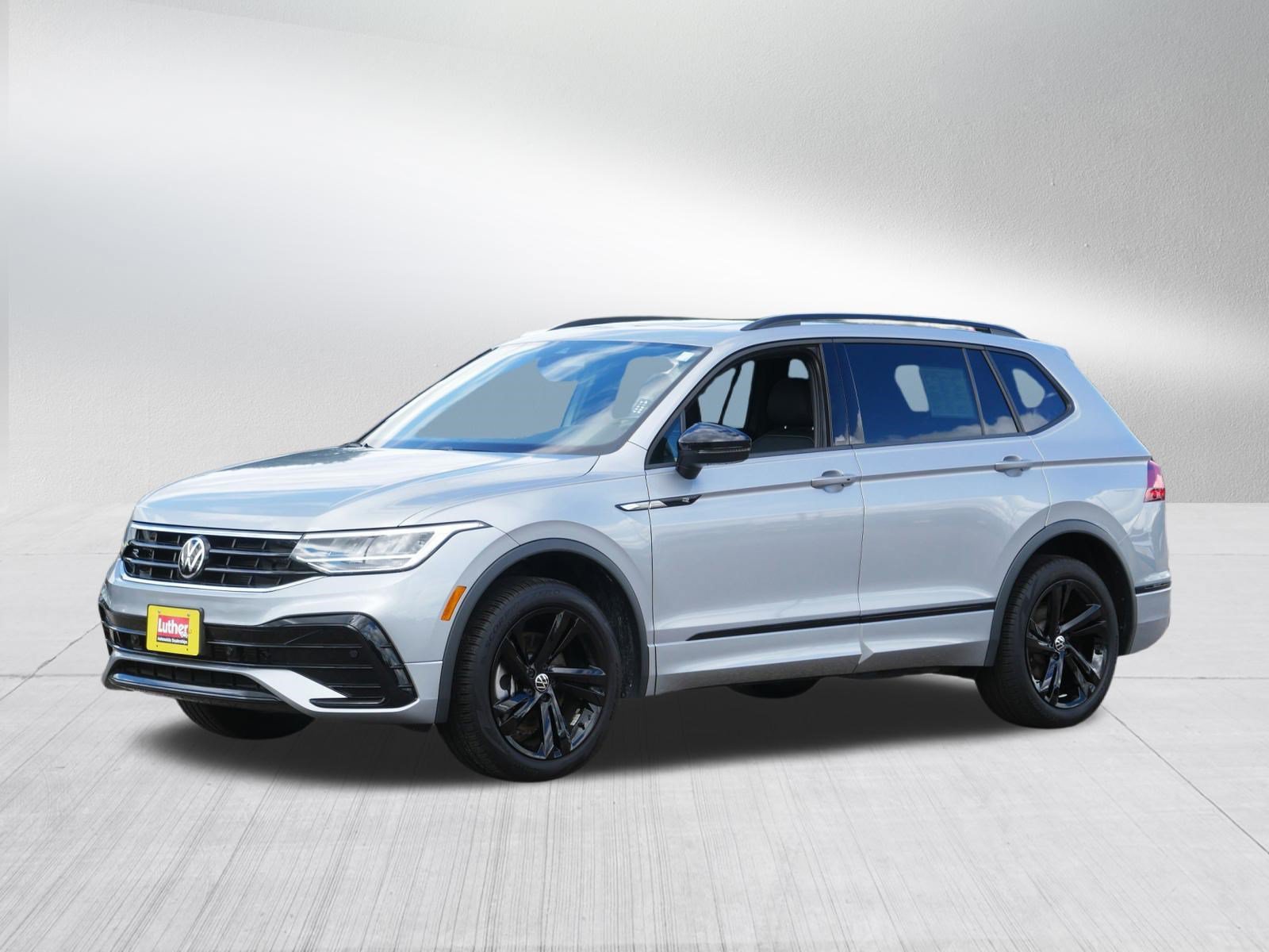 Used 2023 Volkswagen Tiguan SE R-Line AWD/4WD image 3