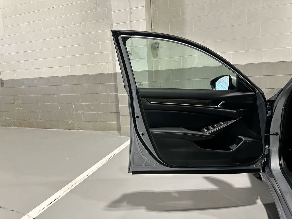Used 2018 Honda Accord Sport image 9