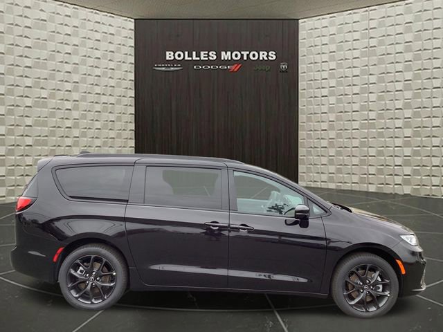 New 2026 Chrysler Pacifica Select w/ S Appearance Package
