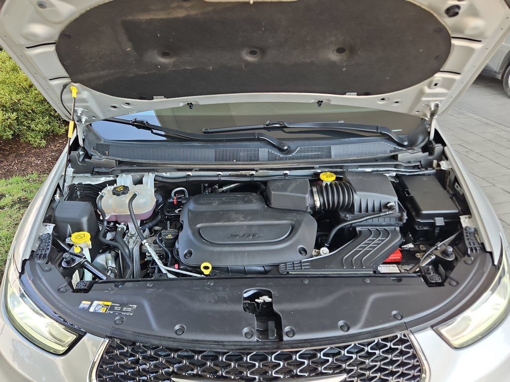 Used 2024 Chrysler Pacifica Touring-L FWD image 36