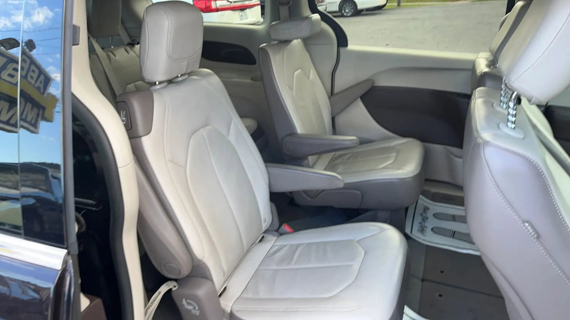 Used 2017 Chrysler Pacifica Touring-L image 23