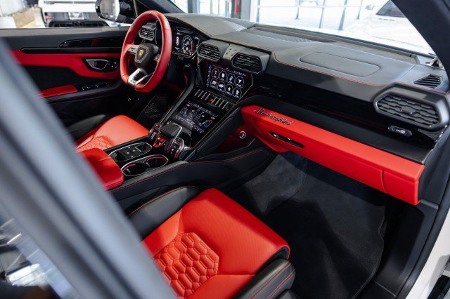Used 2022 Lamborghini Urus AWD/4WD image 48