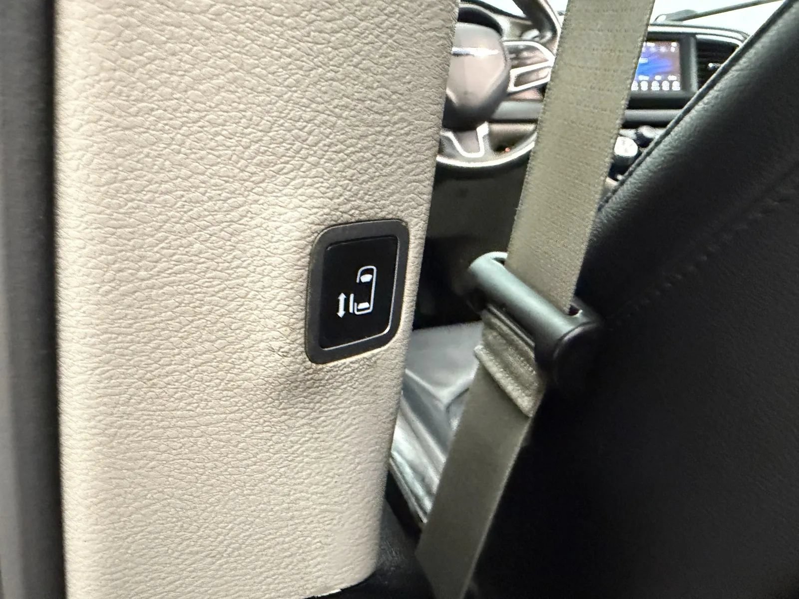 Used 2019 Chrysler Pacifica Touring-L FWD image 28