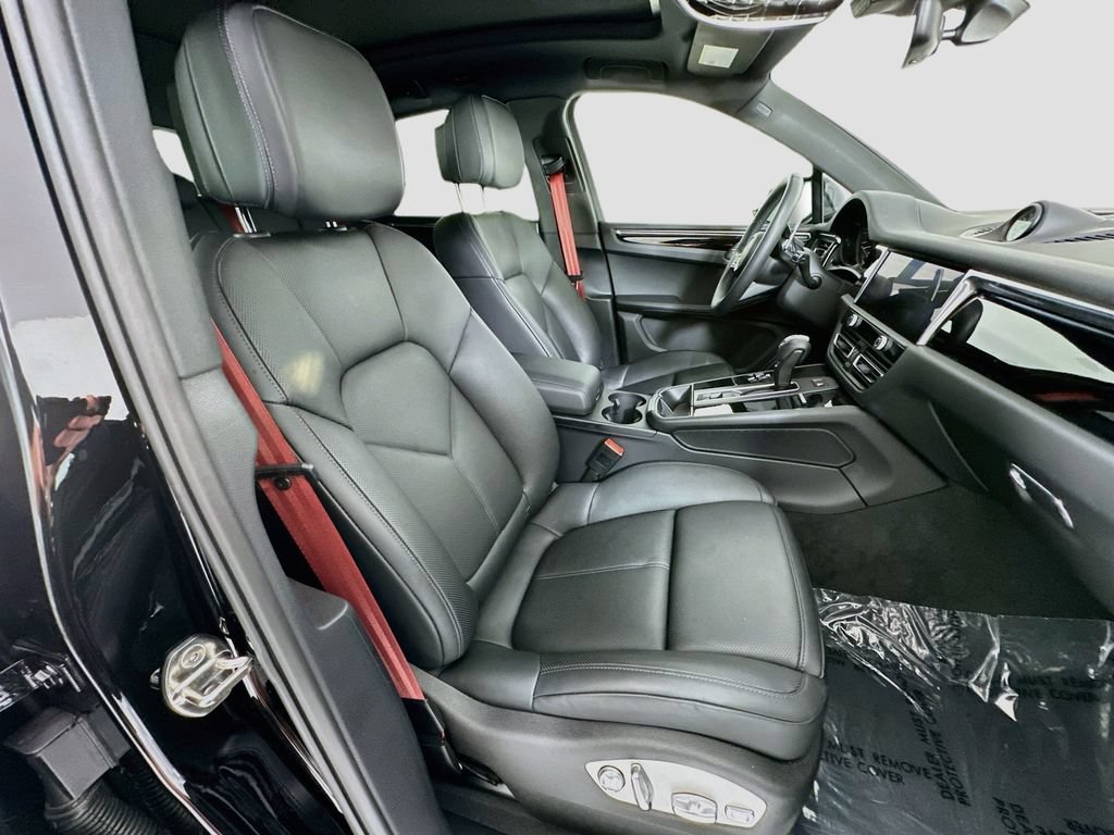 Certified 2026 Porsche Macan AWD/4WD image 30