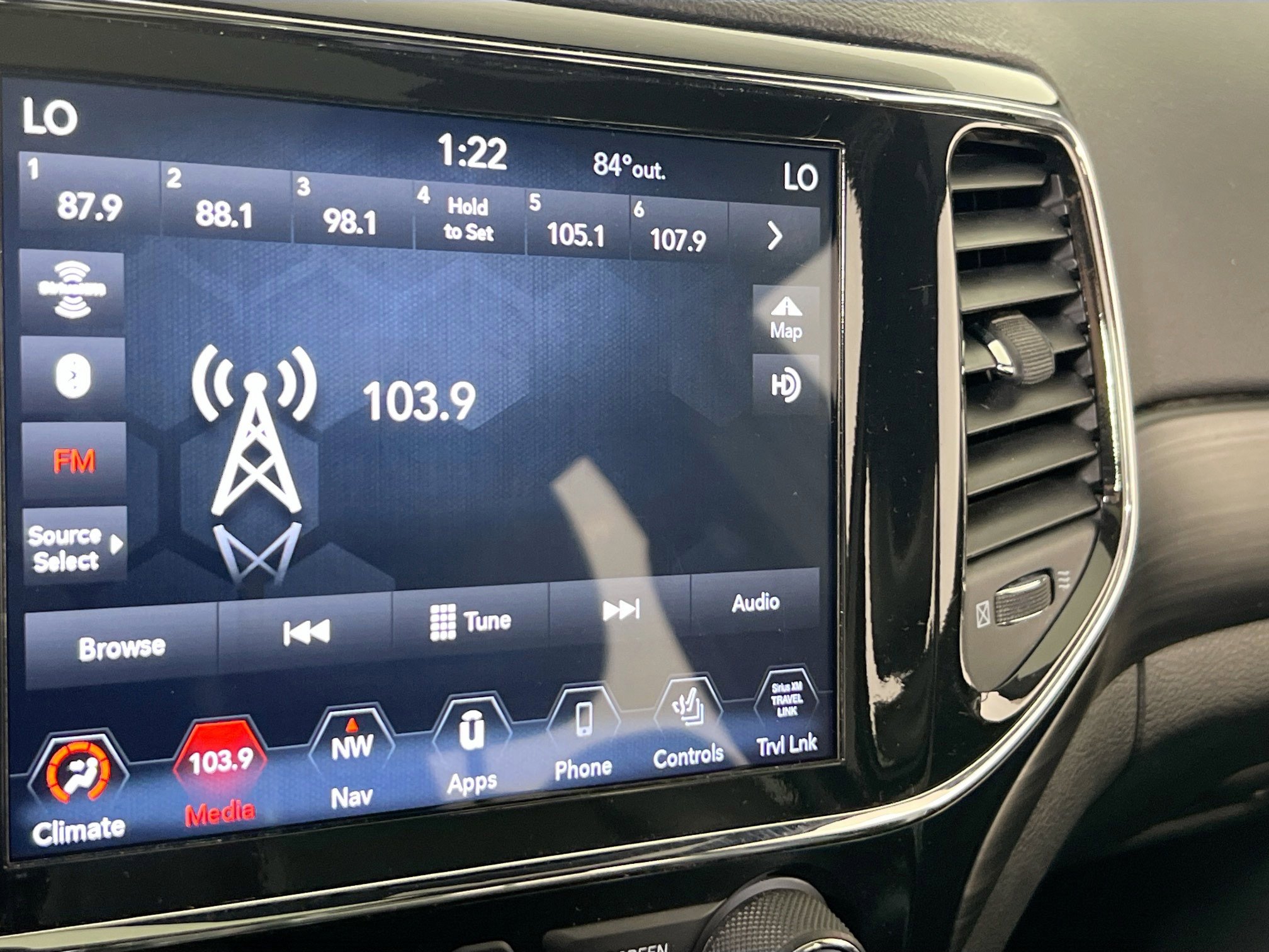 Used 2022 Jeep Grand Cherokee Laredo X image 15